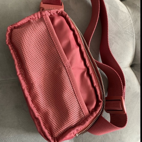 Lululemon Everywhere Belt Bag Cherry Blossom Tint OG Original - Picture 2 of 12